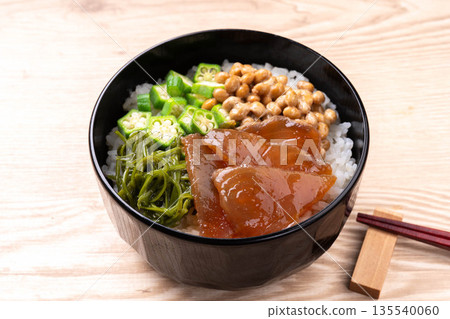 Sticky marinated tuna rice bowl 135540060