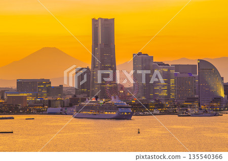 日本橫濱城市景觀，飛鳥三號、鱸魚、富士山和港口未來盡收眼底…左後方是櫻木町站的方向。邁向豪華遊輪時代。 135540366