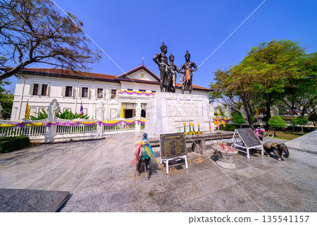 The Three Kings Monument statues of King Mengrai the founder of Chiang Mai and his two friends King Ramkamhaeng and King Ngam Muang. 135541157