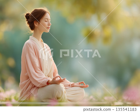 女子在鮮花和自然的環繞中冥想 135541183