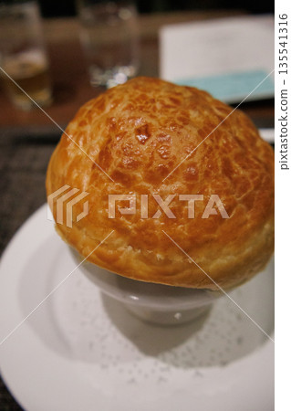 Hot and delicious restaurant-style onion soup served in a pie crust Hot and delicious restaurant-style onion soup served in a pie crust 135541316