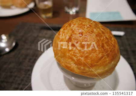 Hot and delicious restaurant-style onion soup served in a pie crust Hot and delicious restaurant-style onion soup served in a pie crust 135541317
