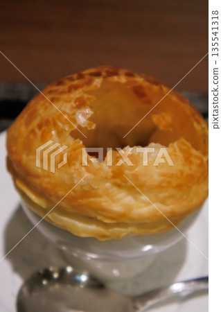 Hot and delicious restaurant-style onion soup served in a pie crust Hot and delicious restaurant-style onion soup served in a pie crust 135541318