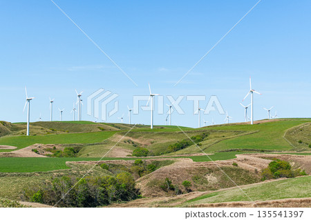 一座風力發電廠高聳於山頂之上（自然能源的象徵） 135541397