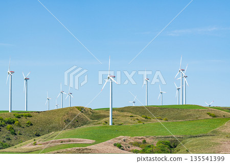 一座風力發電廠高聳於山頂之上（自然能源的象徵） 135541399