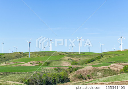 一座風力發電廠高聳於山頂之上（自然能源的象徵） 135541403