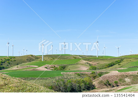 一座風力發電廠高聳於山頂之上（自然能源的象徵） 135541404