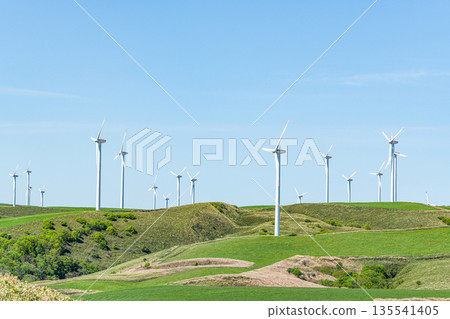 一座風力發電廠高聳於山頂之上（自然能源的象徵） 135541405