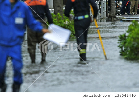 一根因多年老化而爆裂的水管 135541410