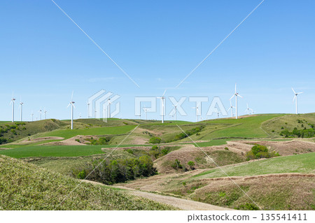 一座風力發電廠高聳於山頂之上（自然能源的象徵） 135541411