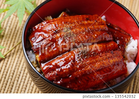 美味的鰻魚蓋飯日料理 135542032