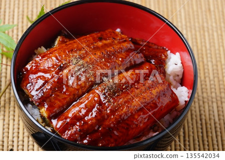美味的鰻魚蓋飯日料理 135542034