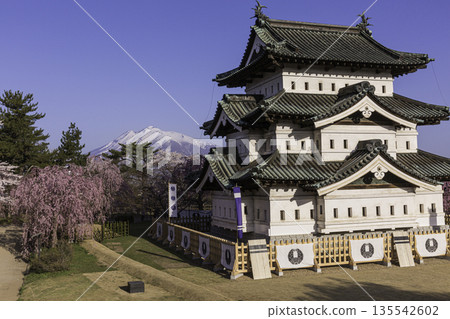 春日景色，弘前城天守閣櫻花盛開，岩城山盡收眼底。 135542602