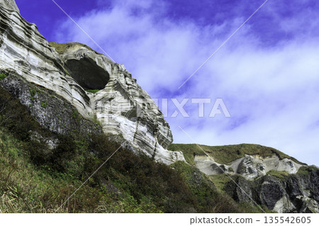 蔚藍的天空映襯著高聳的白色海崖。 135542605