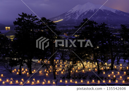 白雪皚皚的景色中，燭光搖曳，遠方是岩木山的夜景。 135542606