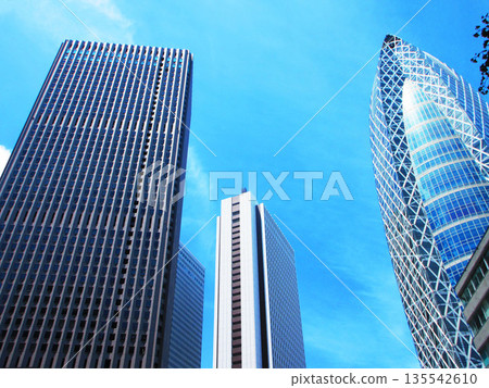 Scenery of high-rise buildings and blue sky in Nishi-Shinjuku, Shinjuku Ward, Tokyo Scenery of high-rise buildings and blue sky in Nishi-Shinjuku, Shinjuku Ward, Tokyo 135542610