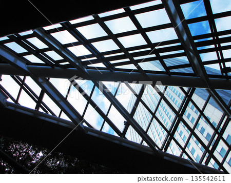 Ceiling view of Shinjuku Sumitomo Building (Nishi-Shinjuku, Shinjuku-ku, Tokyo) Ceiling view of Shinjuku Sumitomo Building (Nishi-Shinjuku, Shinjuku-ku, Tokyo) 135542611