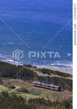 一列沿著海岸線和日本海行駛的火車 135542617