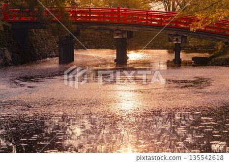 A red bridge and waterscape shining at dusk 135542618