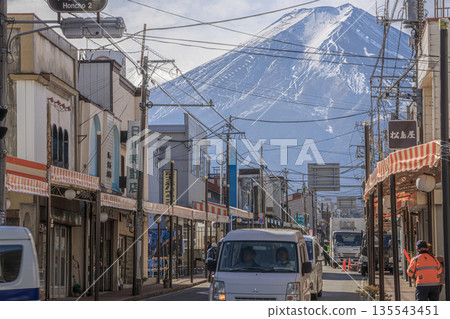 富士吉田商店街的景色能讓你感受到舊時的日本風情。 富士吉田商店街的景色能讓你感受到舊時的日本風情。 135543451