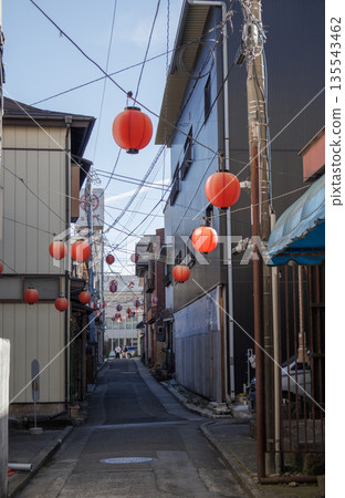 富士吉田商店街的景色能讓你感受到舊時的日本風情。 富士吉田商店街的景色能讓你感受到舊時的日本風情。 135543462