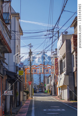 富士吉田商店街的景色能讓你感受到舊時的日本風情。 135543465