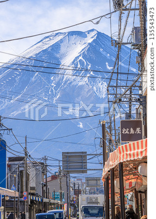 The scenery of Fujiyoshida's shopping district gives you a taste of old-fashioned Japan The scenery of Fujiyoshida's shopping district gives you a taste of old-fashioned Japan 135543473