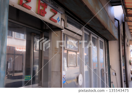 富士吉田商店街的景色能讓你感受到舊時的日本風情。 富士吉田商店街的景色能讓你感受到舊時的日本風情。 135543475