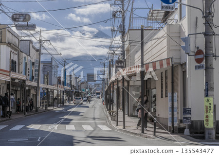 富士吉田商店街的景色能讓你感受到舊時的日本風情。 富士吉田商店街的景色能讓你感受到舊時的日本風情。 135543477
