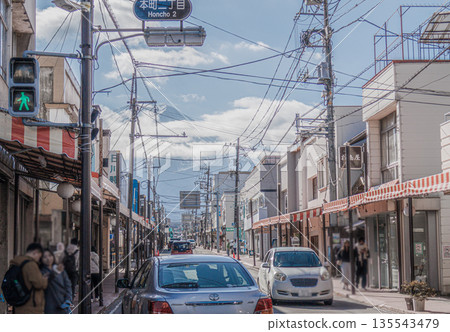 富士吉田商店街的景色能讓你感受到舊時的日本風情。 135543479