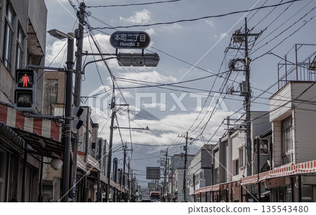 富士吉田商店街的景色能讓你感受到舊時的日本風情。 135543480