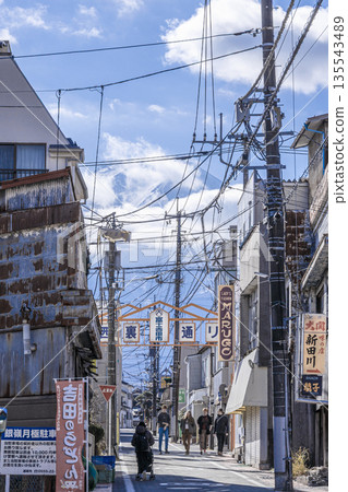 富士吉田商店街的景色能讓你感受到舊時的日本風情。 富士吉田商店街的景色能讓你感受到舊時的日本風情。 135543489