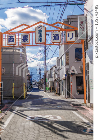 富士吉田商店街的景色能讓你感受到舊時的日本風情。 135543495