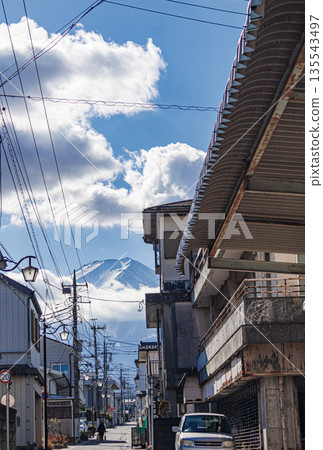 富士吉田商店街的景色能讓你感受到舊時的日本風情。 135543497