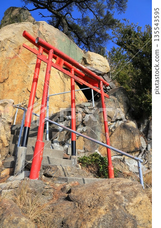 A hidden gem of Inari shrine with a view of the Seto Inland Sea A hidden gem of Inari shrine with a view of the Seto Inland Sea 135543595