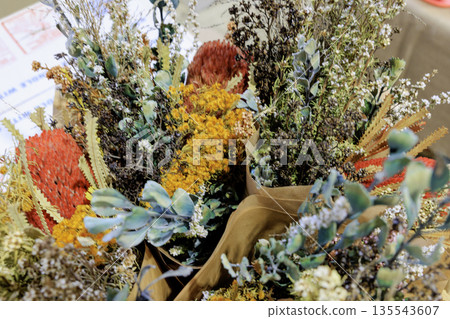 色彩繽紛的乾燥花擺設 135543607
