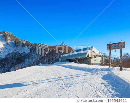 The station building and sign at the lift stop at the highest point of Yuzawa Nakazato Snow Resort on a clear day (Yuzawa Nakazato, Yuzawa Town, Niigata Prefecture) The station building and sign at the lift stop at the highest point of Yuzawa Nakazato Snow Resort on a clear day (Yuzawa Nakazato, Yuzawa Town, Niigata Prefecture) 135543611