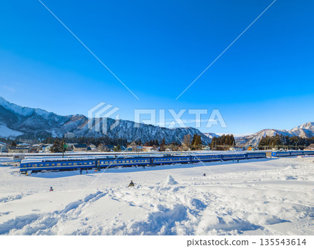 A free rest area repurposed from a Blue Train at a ski resort on a clear day, and snow-capped mountains (Yuzawa Nakazato, Yuzawa Town, Niigata Prefecture) A free rest area repurposed from a Blue Train at a ski resort on a clear day, and snow-capped mountains (Yuzawa Nakazato, Yuzawa Town, Niigata Prefecture) 135543614