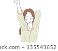 一個女人穿著睡衣 135543652