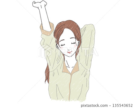 一個女人穿著睡衣 一個女人穿著睡衣 135543652