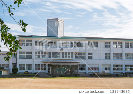 鹿兒島縣喜界町喜界島初級中學在藍天下的教學大樓和校園（位於偏遠島嶼上的教育場所） 135543685