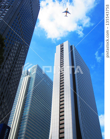 東京新宿區西新宿的摩天大樓、飛機和藍天景色 135543758