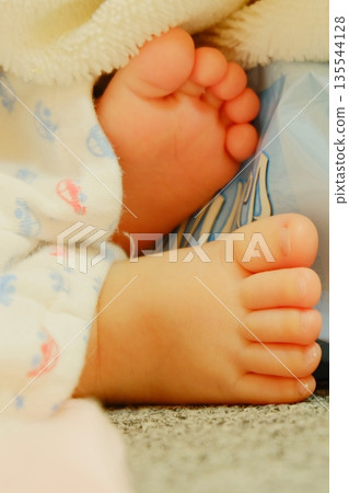 新生兒一個月大的腳 135544128