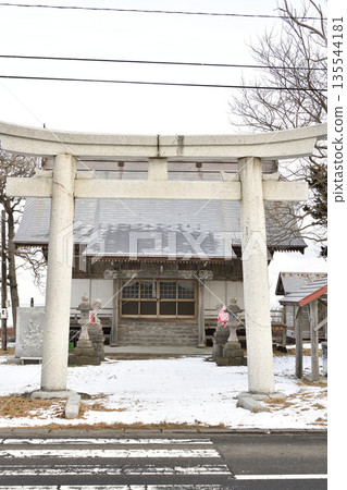 冬季在北海道森町拍攝加賀波稻荷神社的庭院 135544181