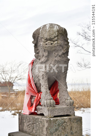 冬季在北海道森町拍攝加賀波稻荷神社的庭院 冬季在北海道森町拍攝加賀波稻荷神社的庭院 135544191