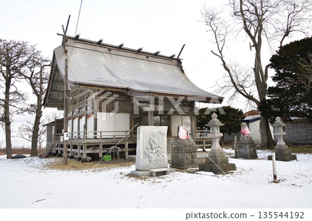 Photographing the grounds of Kakenami Inari Shrine in Mori Town, Hokkaido in winter Photographing the grounds of Kakenami Inari Shrine in Mori Town, Hokkaido in winter 135544192
