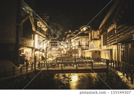銀山溫泉小鎮的雪夜景色 135544307