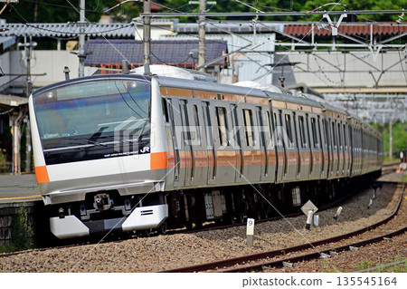 JR東日本E233系列0號T38列車（豐田機車）停靠中央本線上野原站。 135545164