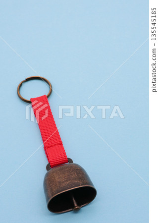 淺藍色背景上的熊鈴 淺藍色背景上的熊鈴 135545185