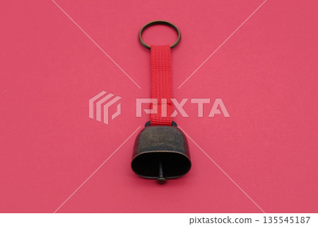 紅色背景上的熊鈴 紅色背景上的熊鈴 135545187